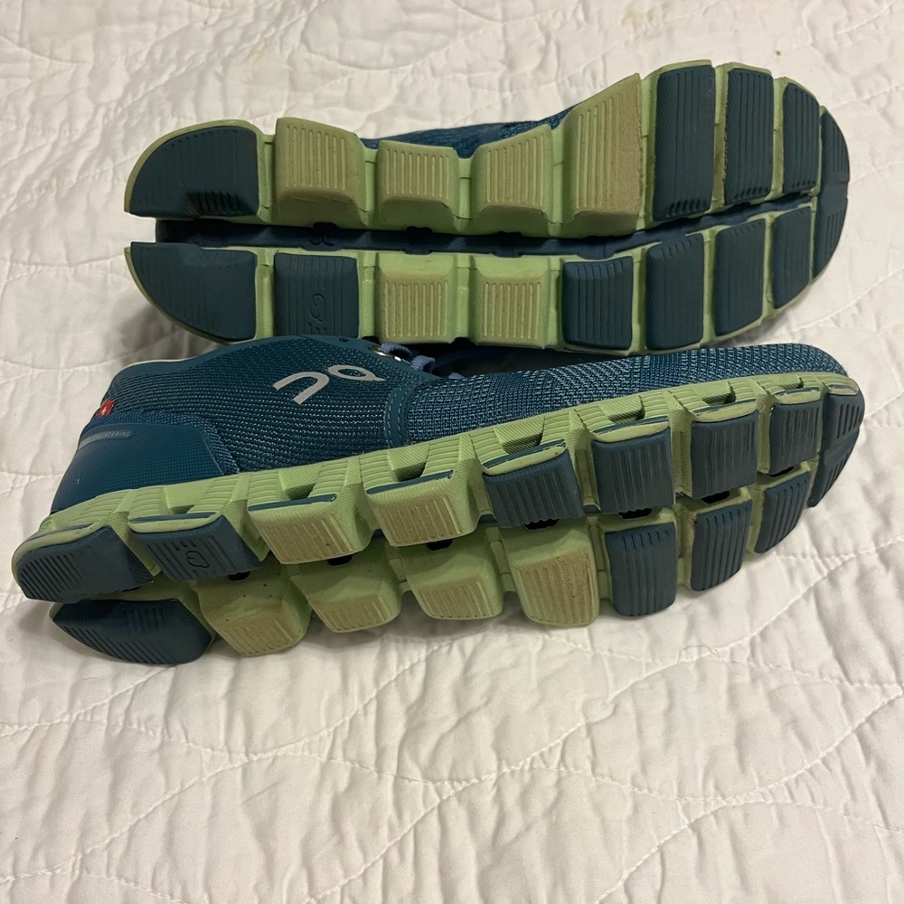 On Cloud Shoes - Picture 3 of 4